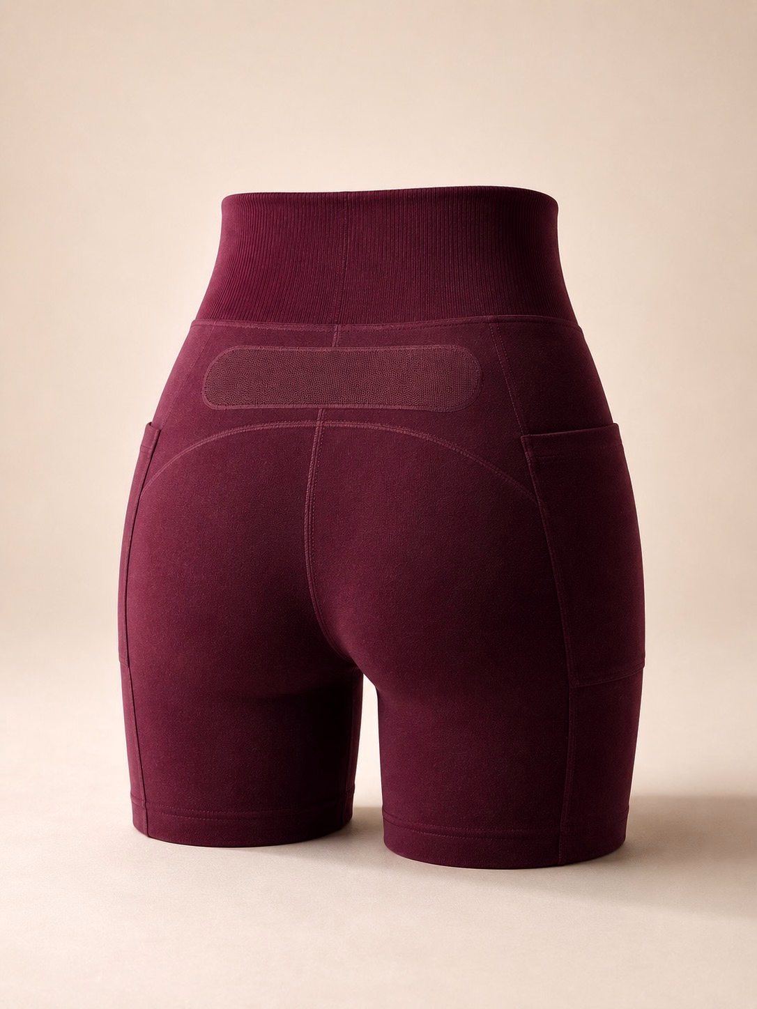 Le short Simone sur fond crème.