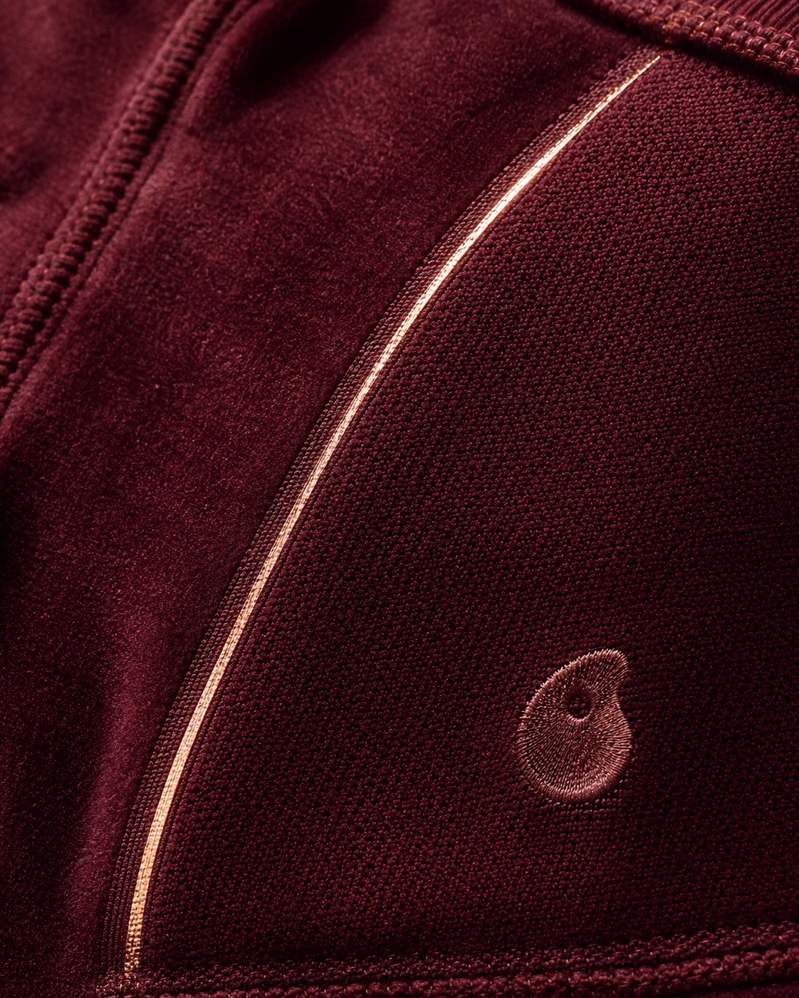 Détail du short Simone porté de face.